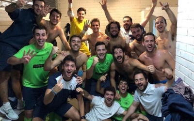 Celebració escolàpia després d'aconseguir el passi | Futsal Pia